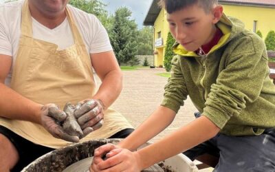Po łokcie w glinie, a radość po uszy!
