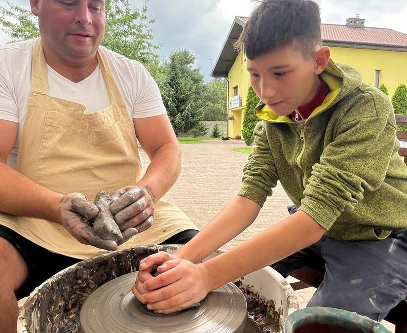Po łokcie w glinie, a radość po uszy!