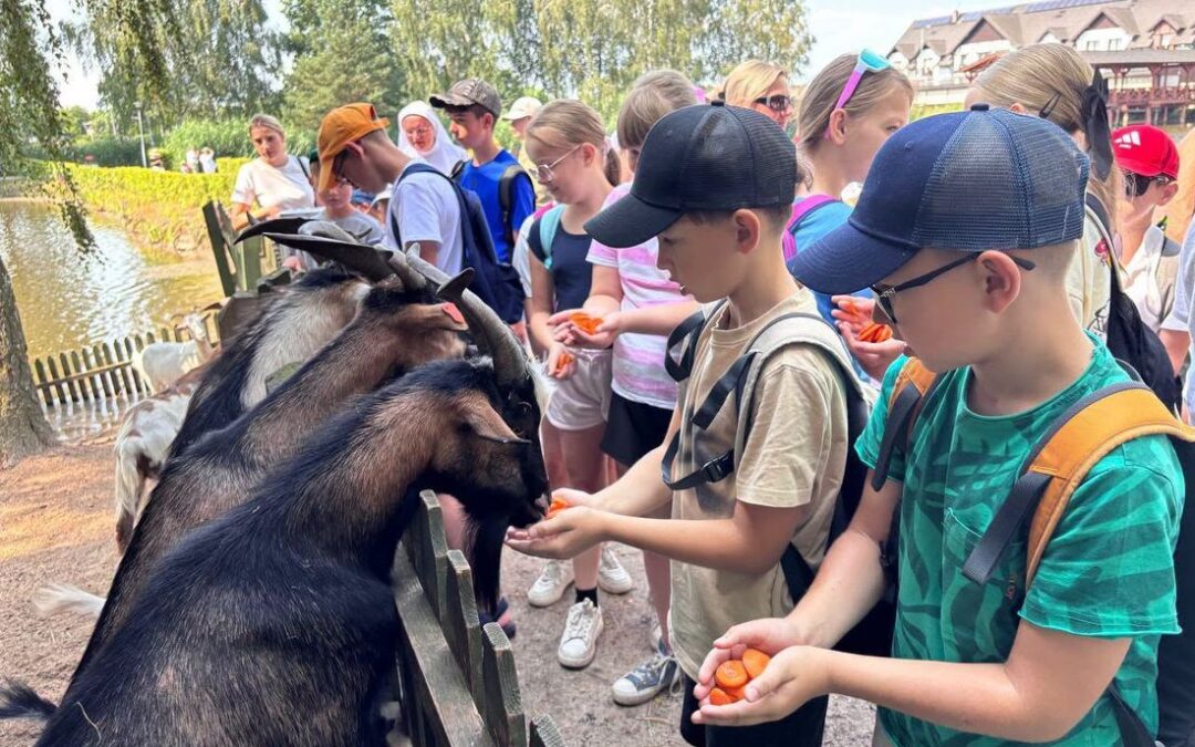 Warsztaty, spacer, zwierzęta i&nbsp;park rozrywki, czyli intensywny dzień na&nbsp;półkoloniach