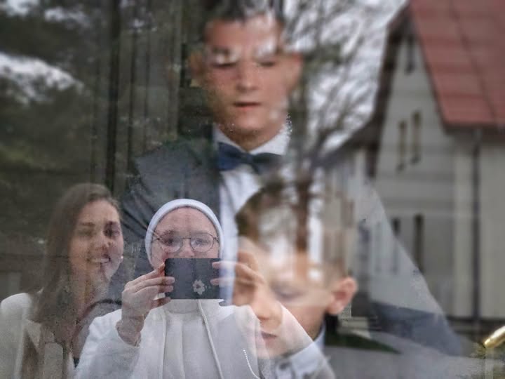 „Masz dwie ręce: jedną, by&nbsp;pomagać sobie, i&nbsp;drugą, by&nbsp;pomagać innym”